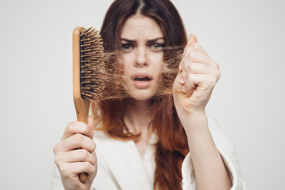 O que é bom para queda de cabelo feminina? As 5 técnicas mais usadas 44