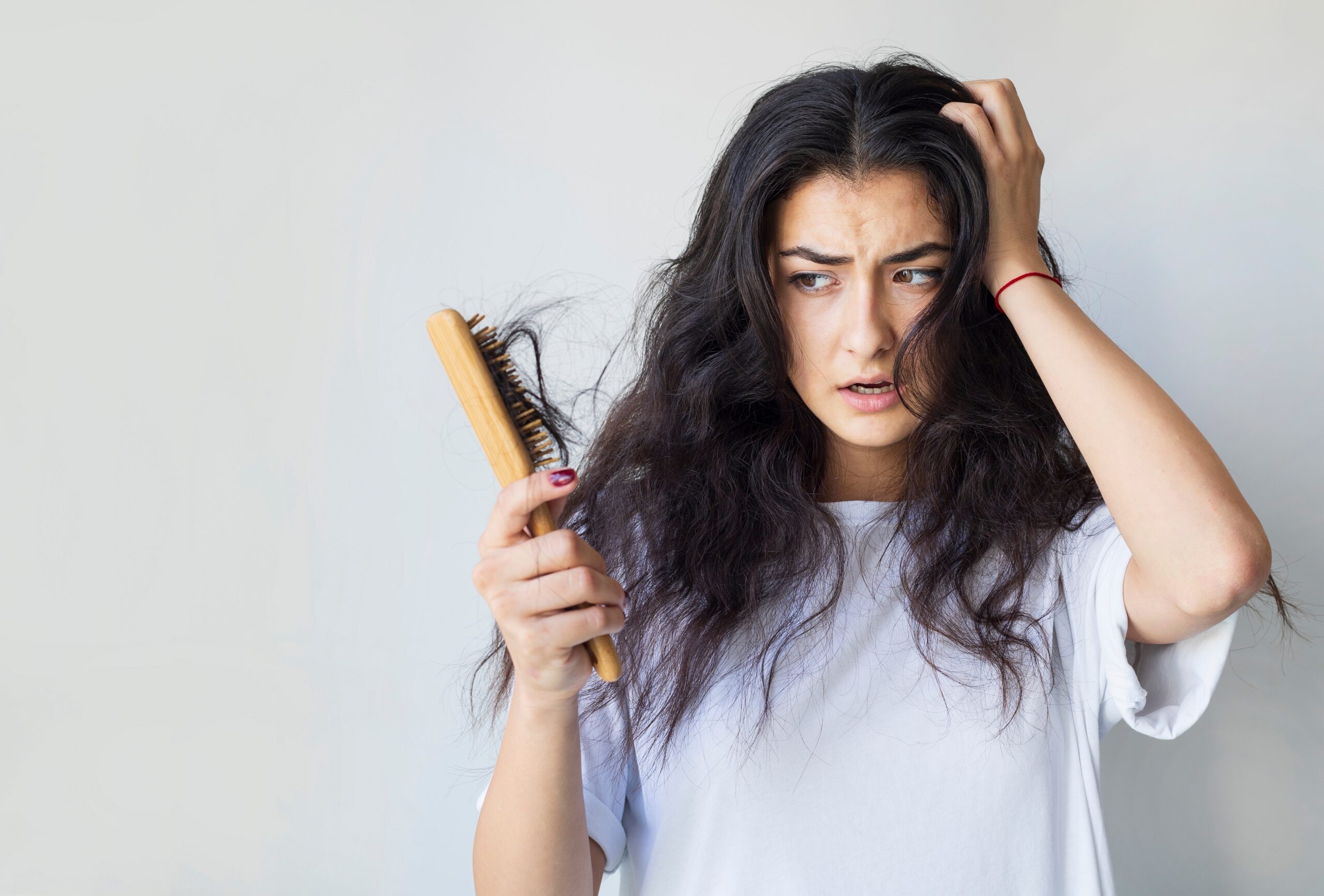 Problemas hormonais contribuem na queda de cabelo? Como cuidar? 40